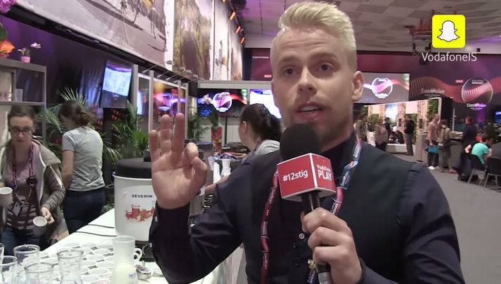 Ásgeir hælir vatninu í Vín.