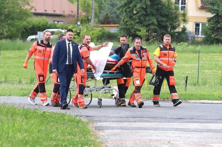 Fico var fluttur á spítala í bænum Banska Bystrica, þar sem hann gekkst undir vel heppnaða aðgerð.