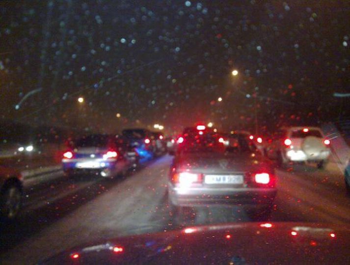 Töluverðar umferðartafir hafa orðið í dag. Þessi mynd var tekin við Grensásveg í Reykjavík. Mynd/ Sigurjón.