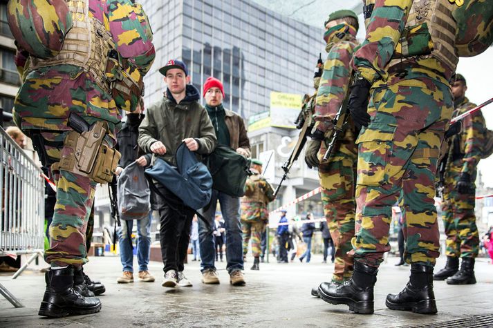 Hermenn leita á vegfarendum í Brussel, daginn eftir sjálfsvígsárásirnar á Zaventem-flugvellinum og Maelbeek-lestarstöðinni.