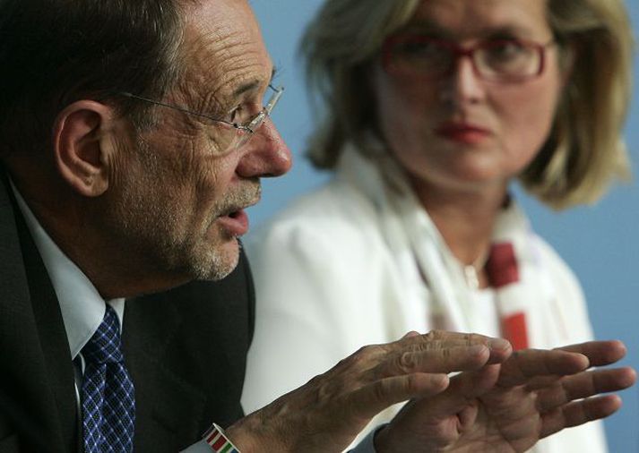 Solana og Plassnik Javier Solana talar á blaðamannafundi í Lúxemborg í gær. Ursula Plassnik, utanríkisráðherra Austurríkis sem gegnir formennskunni í ESB, hlýðir á.