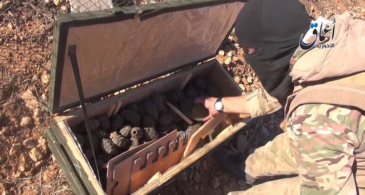 Liðsmenn Íslamska ríkisins gramsa í vopnasendingu