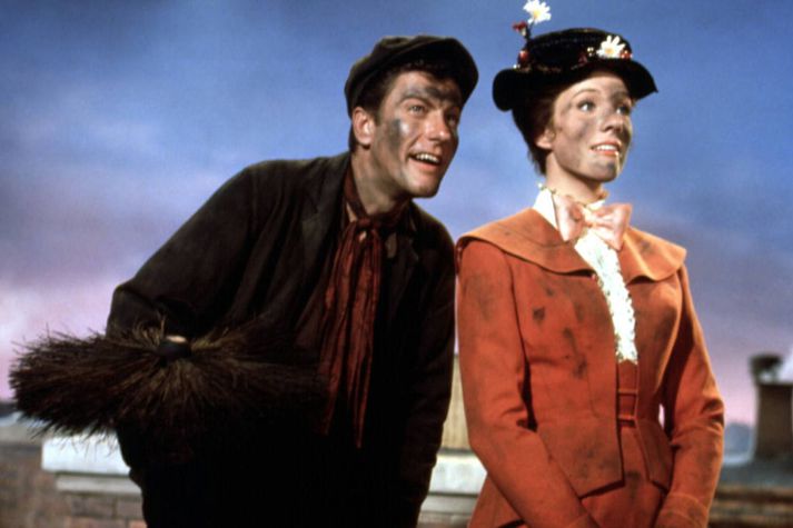 Dick van Dyke og Julie Andrews í hlutverkum Berts og Mary Poppins árið 1964. 