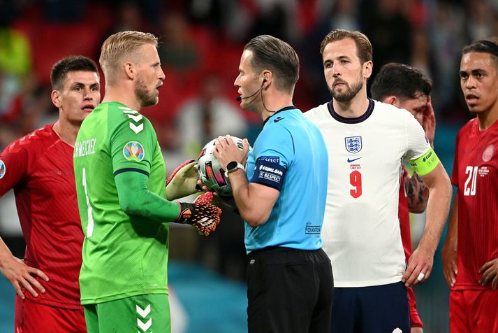 Kasper Schmeichel ræðir málin við hollenska dómarann Danny Makkelie í undanúrslitaleiknum á Wembley í gær.