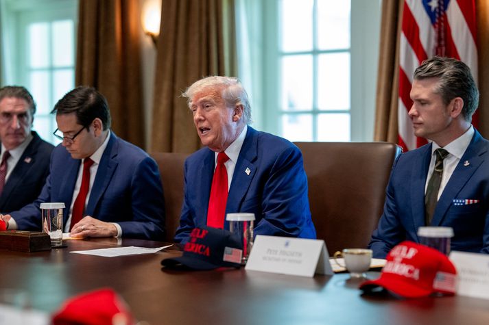 Donald Trump, forseti Bandaríkjanna, á ríkisstjórnarfundi í gær. Kínverjar segjast opnir fyrir viðræðum um viðskiptasamband ríkjanna en fyrst þurfi Trump að fella tolla á kínverskar vörur úr gildi.