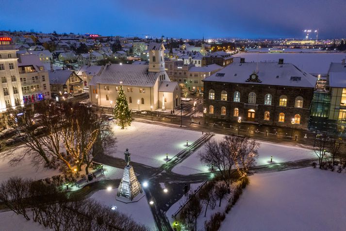 Austurvöllur er ansi jólalegur þessa dagana. Klaustur bar má sjá í bakgrunni, á milli Dómkirkjunnar og Alþingis.