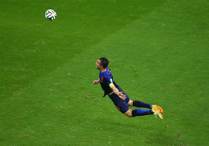 Robin van Persie skorar eitt af mörkum keppninnar gegn Spáni.