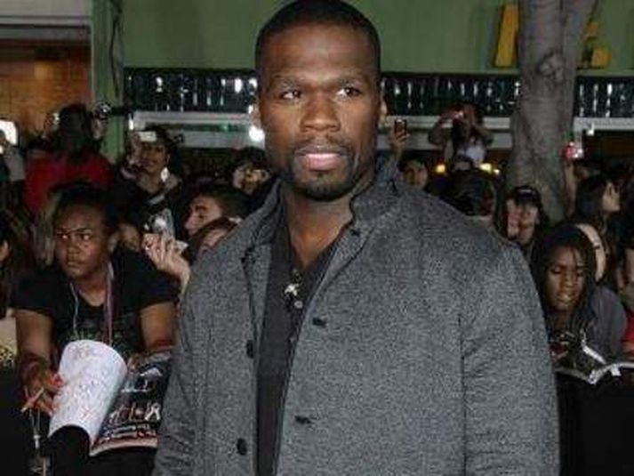 50 cent Rapparinn ætlar að hughreysta vin sinn Ashley Cole.