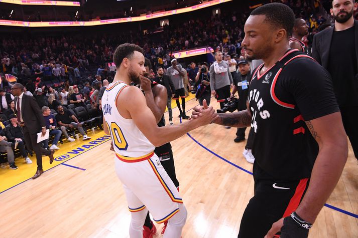 Stephen Curry væri eflaust búin að smita marga leikmenn Toronto Raptors ef hann væri með kórónuveiruna. Hér sést hann eftir fyrsta leik sinn eftir meiðslin.