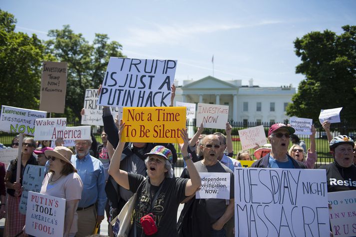 Fjöldi safnaðist saman fyrir utan Hvíta húsið til að mótmæla Trump.