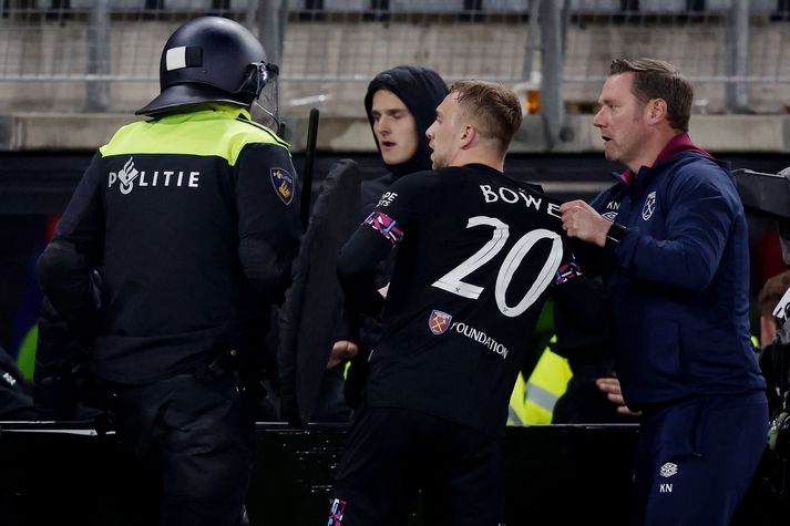 Jarrod Bowen, leikmaður West Ham United, reynir að skerast í leikinn