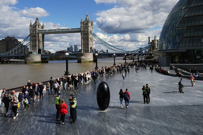 Röðin liggur með fram bökkum Thames-árinnar.