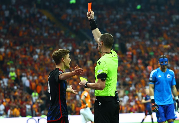 Dómari með rauða spjaldið á lofti í leik í Tyrklandi en þessi mynd tengist fréttinni ekki beint.