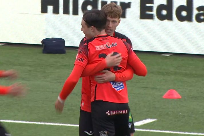 Matthias Præst þakkar hér Ómari Birni Stefánssyni fyrir stoðsendinguna eftir þriðja mark Fylkis