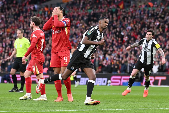 Alexander Isak fagnar marki fyrir Newcastle United í sigri á Liverpool í úrslitaleik enska deildabikarsins í febrúar.