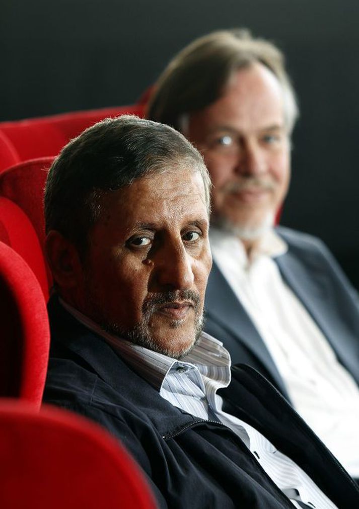 Boðskapur friðar Dr. Mutlaq Elgarawi, aðstoðarráðherra í Kúveit, kom hingað til að kynna boðskap friðar. Sverrir Agnarsson, formaður Félags múslíma, er hér í baksýn.Fréttablaðið/GVA