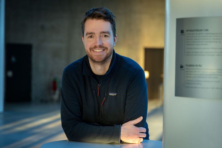 Ívar Elí Sveinsson læknir segir talgreininn Skríbu skipta sköpum í starfi sínu sem heimilislæknir. Það sé ekki samanburðarhæft hversu mikinn tíma hann hefur nú til að gefa sig í samtalið sjálft við sjúklinga frekar en að þurfa að slá inn mikið magn upplýsinga í kerfið fyrir sjúkrasöguna.