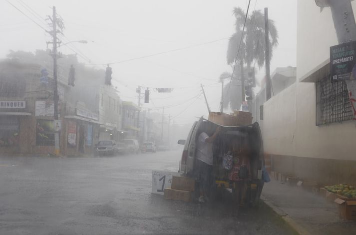 Irma stefnir nú hraðbyr á Puerto Rico.