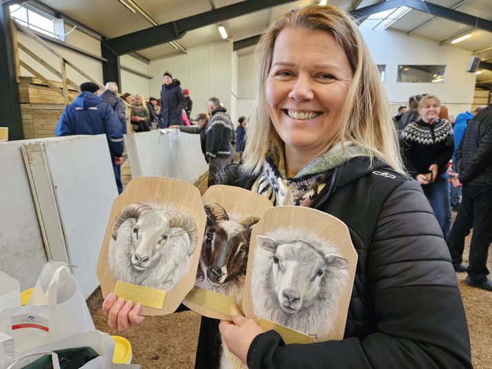 Gunnhildur Þórunn með hluta af verðlaunagripunum, sem hún gerði fyrir Dag sauðkindarinnar.