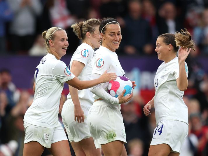 Beth Mead (til vinstri) fagnar marki sínu með Ellen White, Lucy Bronze og Fran Kirby.