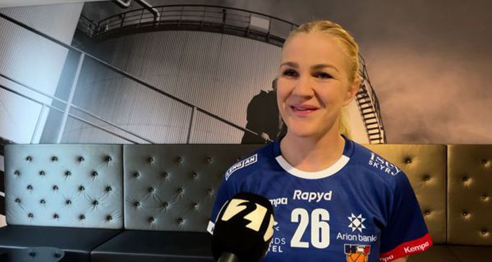 Sunna Jónsdóttir er spennt að hitta strákinn á morgun.