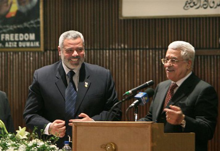 Ismail Haniyeh, forsætisráðherra Palestínu, hlýðir á Mahmoud Abbas, forseta Palestínumanna, á þinginu á Gasa í dag.