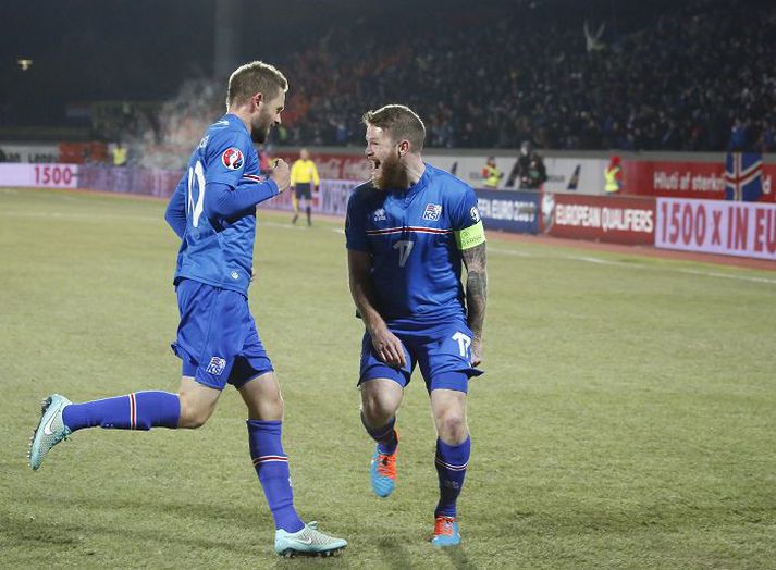 Aron Einar Gunnarsson fagnar hér Gylfa Þór Sigurðssyni eftir að sá síðarnefndi kom Íslandi í 1-0 í gær. 