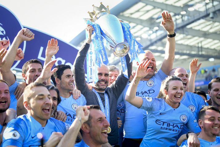 Pep Guardiola lyftir enska meistarabikarnum eftir sigur Manchester City á síðustu leiktíð. Manchester City liðið hefur unnið deildina tvö ár í röð.