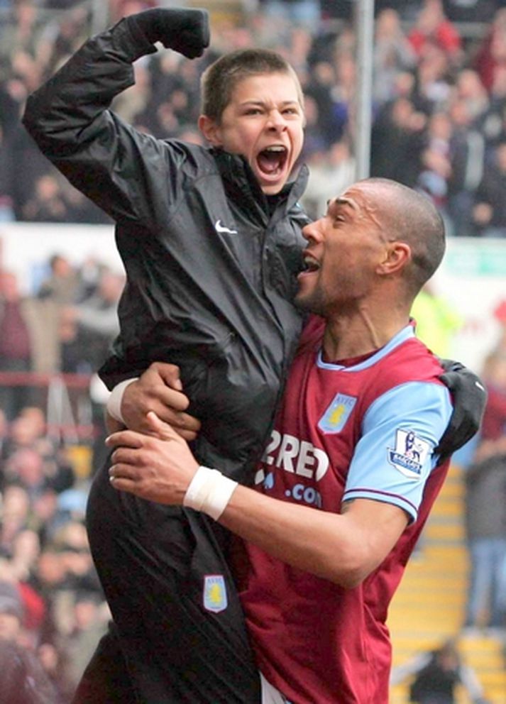 John Carew fagnaði öðru marka sinna með einum boltastrákanna á Villa Park.