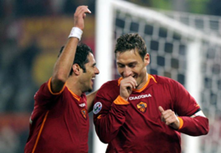 Roma hefur gengið vel á Ítalíu í vetur og er sem stendur í öðru sæti Serie-A. Totti hefur spilað stórt hlutverk með liðinu í vetur, eins og mörg undanfarin ár.
