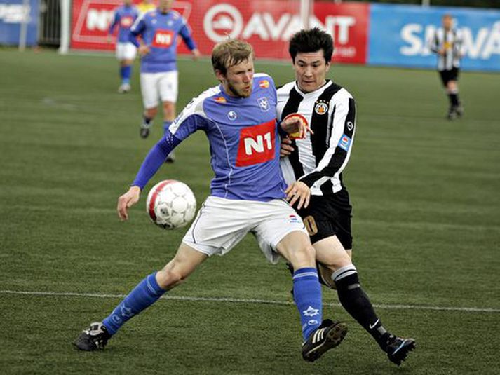 Daníel Laxdal og Björgólfur Takefusa í baráttunni í leik liðanna í kvöld.