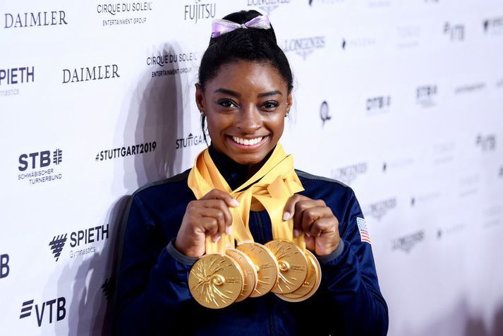 Simone Biles með gullverðlaunin sem hún vann á heimsmeistaramótinu 2019.