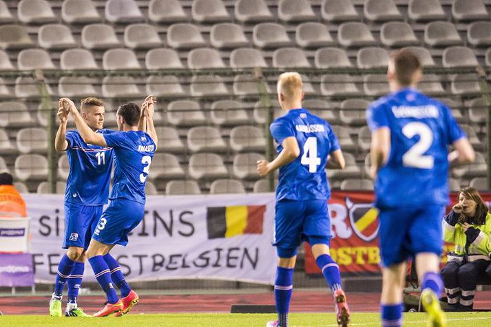 Alfreð Finnbogason fagnar marki sínu í Brussel.