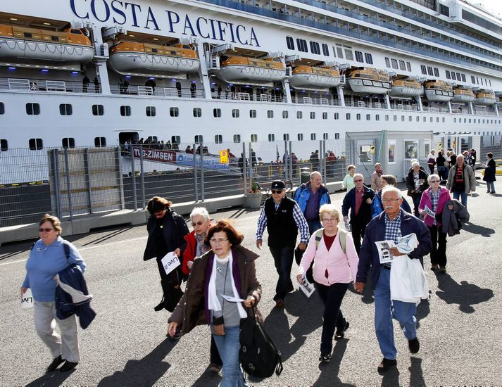 Ferðamenn streyma frá skemmtiferðaskipi niðri á Skarfabakka í dag.