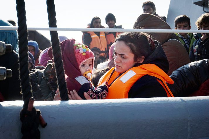 Flóttafólk kemur til grísku eyjunnar Lesbos eftir að hafa siglt yfir sundið frá Tyrklandi.