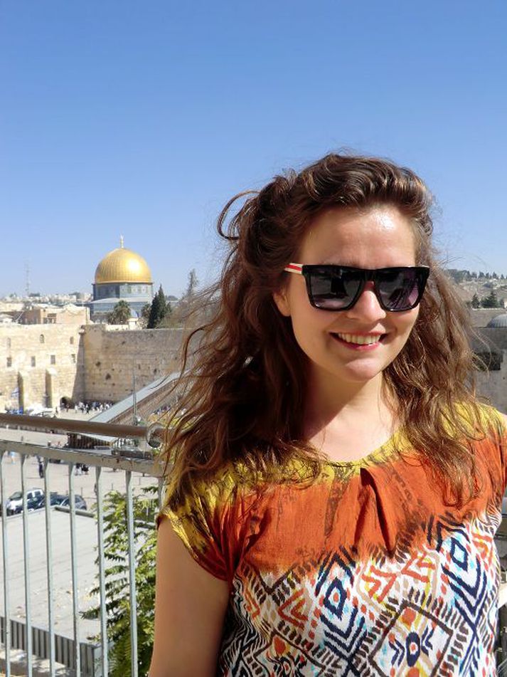 Grátmúrinn í Jerúsalem er helgasti staður gyðinga. Hér stendur Fríða Rós með Grátmúrinn og Al-Aqsa-moskuna í bakgrunni.