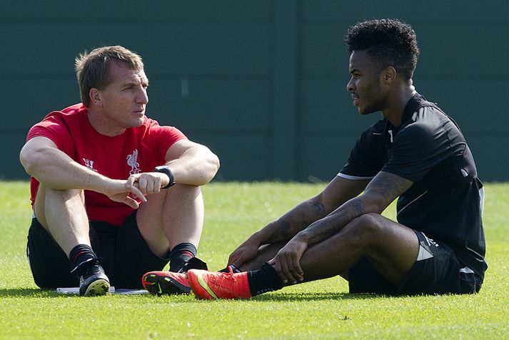 Brendan Rodgers ræðir við Raheem Sterling á æfingu.