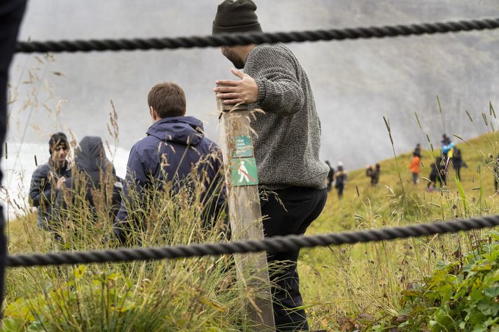 Böndin sem girða af göngustígana eru ekki mikil hindrun fyrir þá sem vilja komast sem næst Gullfossi. FRÉTTABLAÐIÐ/EYÞÓR