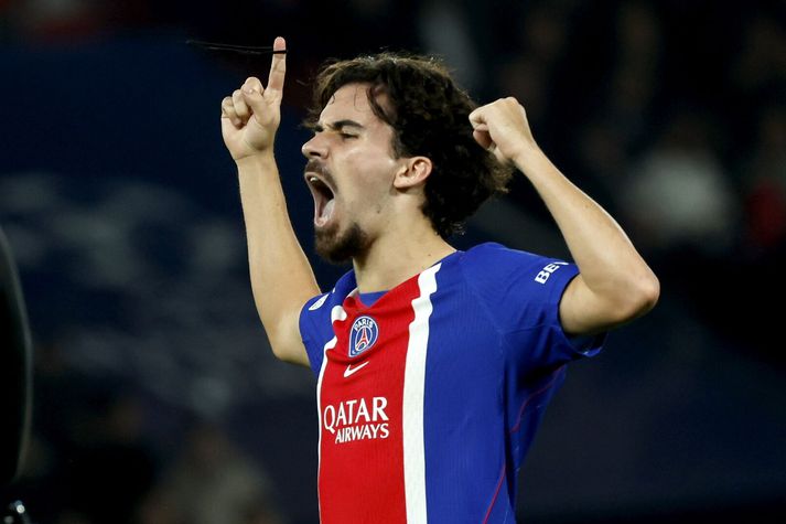 Vitinha fagnar frábæru marki sínu í kvöld en hann kom PSG í 3-2 á 81. mínútu.