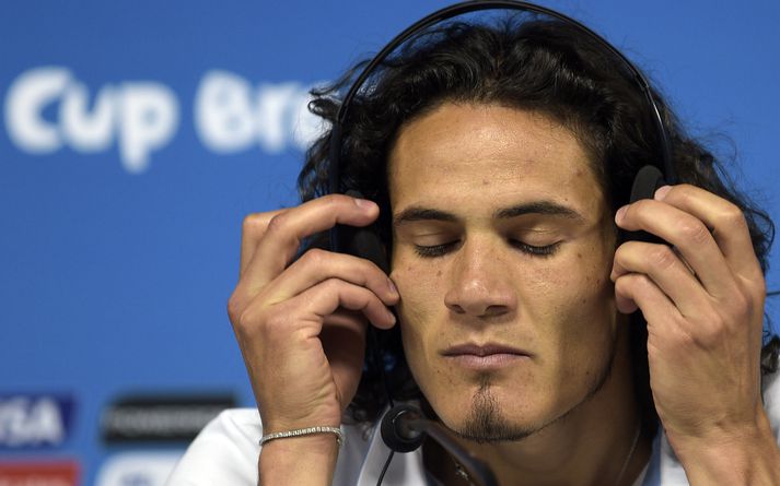 Úrúgvæski framherjinn Edison Cavani mundar setur á sig heyrnartól á blaðamannafundi fyrir leik Úrugvæ og Englands á HM í gær.