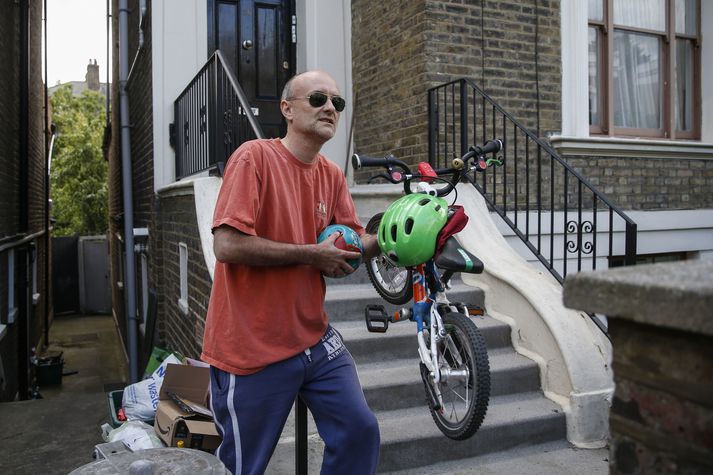 Breskir fjölmiðlar sátu fyrir Cummings fyrir utan heimili hans í London.