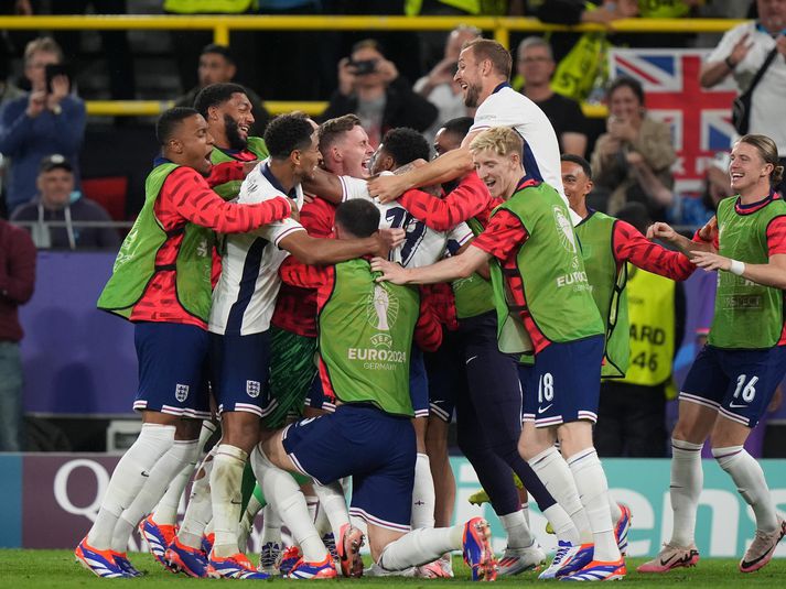 Englendingar fagna eftir sigur á Hollandi í undanúrslitum.