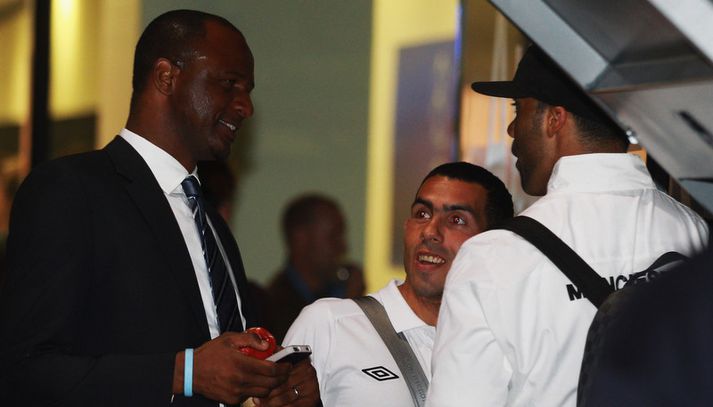 Carlos Tevez ræðir við Patrick Vieira eftir leikinn í kvöld.