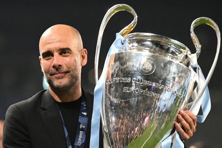 Pep Guardiola, knattspyrnustjóri Manchester City, með Meistaradeildarbikarinn sem liðið vann í vor.