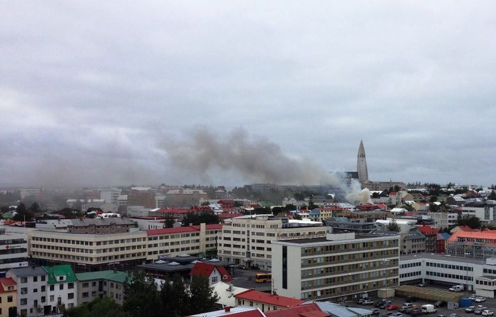 Slökkvilið er komið á staðinn og er búið að slökkva eldinn.