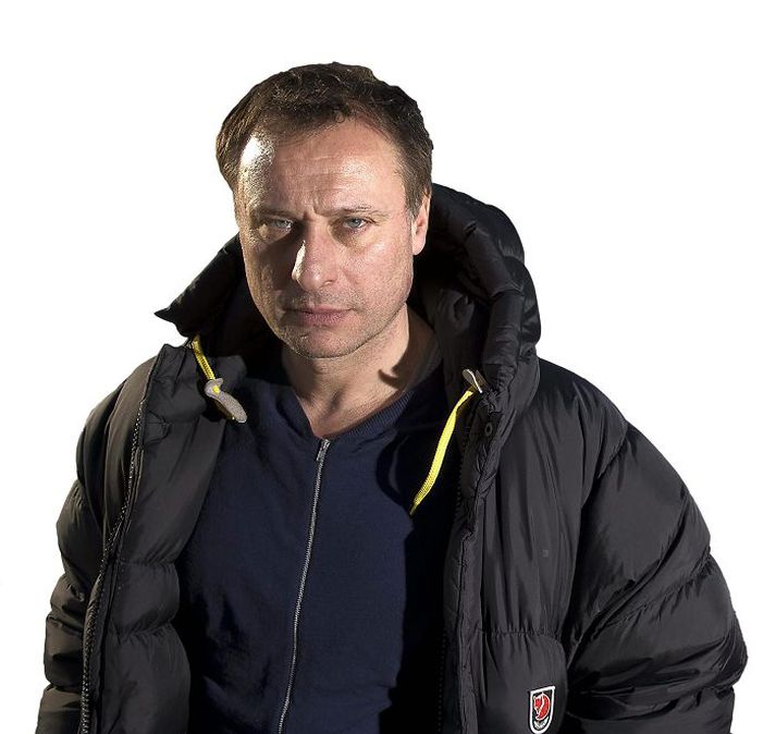 Mikael Nyqvist hefur enn í hyggju að setja upp og leika einleik Jóns Atla Jónassonar, Djúpið, þrátt fyrir miklar annir í Hollywood. Hann vill setja það upp í litlum sænskum sjávarplássum.