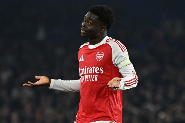 Bukayo Saka fagnar sigurmarki sínu fyrir Arsenal en þetta var eitt af fáum skiptum í leiknum þar sem Arsenal-menn bjuggu eitthvað til á sóknarhelmingnum.