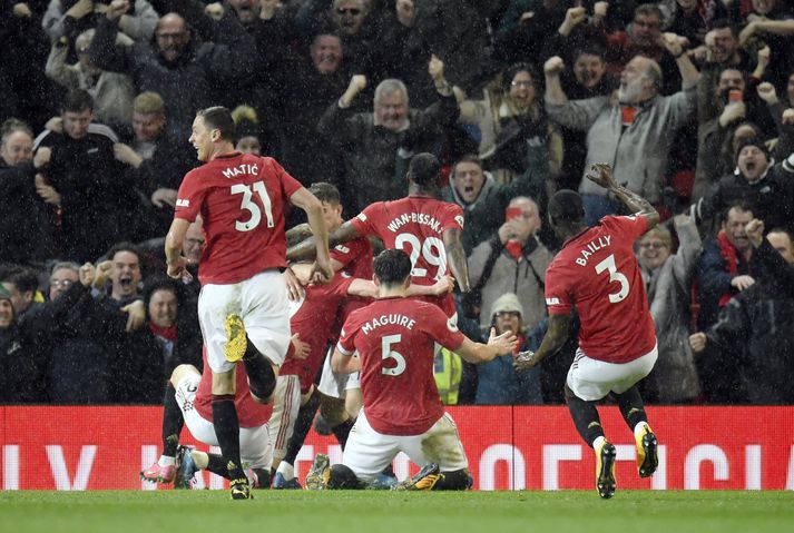 Miðað við að Old Trafford tekur 75.000 manns í sæti þykir stemningin þar stundum mega vera meiri og stuðningsmenn háværari.