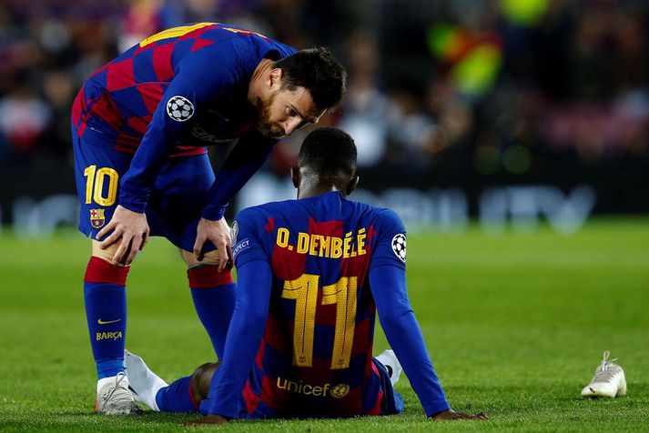 Lionel Messi hugar að Ousmane Dembele sem verður lengi frá keppni vegna meiðsla.