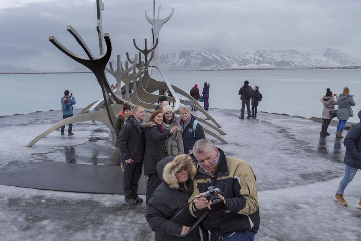 Þrátt fyrir allt fjölgar enn komum ferðamanna hingað til lands. Fjölgunartakturinn er nú í meira samræmi við þróunina á heimsvísu.